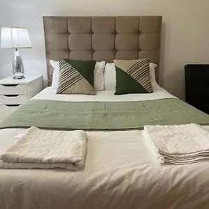 Appartement Ensuite With Kitchen Ext Large With Balcony In Zone 2, Londres